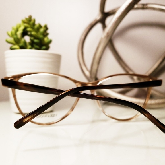 Vera Wang Women's Optical Frame. - Picture 3 of 4